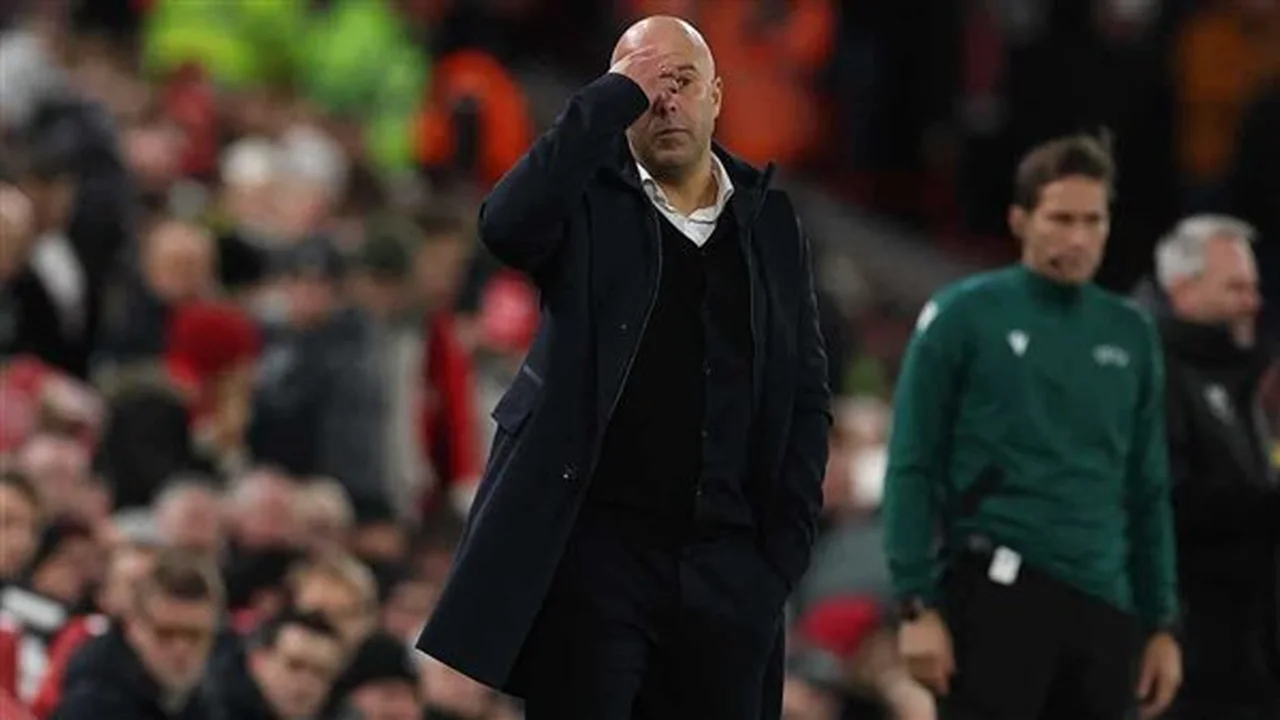 تعليق آرني سلوت على دعوات إقالته بعد هزيمة ليفربول الثقيلة أمام آيندهوفن